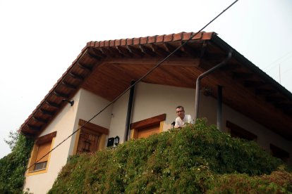 Jesús del Río regenta la Casa Rural Aguas Frías, en La Omañuela.