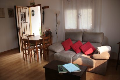 Jesús del Río regenta la Casa Rural Aguas Frías, en La Omañuela.