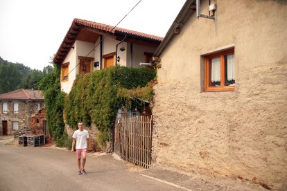 Jesús del Río regenta la Casa Rural Aguas Frías, en La Omañuela.