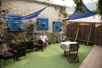 Jesús del Río regenta la Casa Rural Aguas Frías, en La Omañuela.