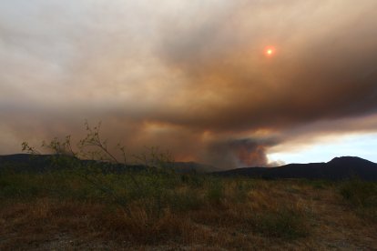 Incendio proveniente de Orense se acerca al municipio de Corullón (León)