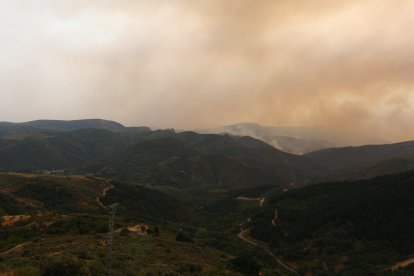 Incendio proveniente de Orense se acerca al municipio de Corullón (León)