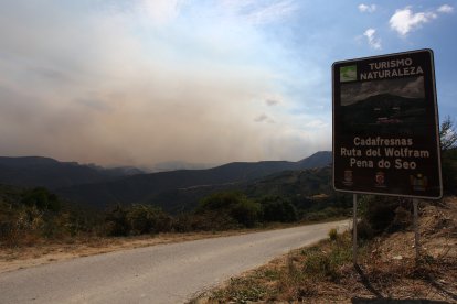 Incendio proveniente de Orense se acerca al municipio de Corullón (León)