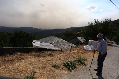 Incendio proveniente de Orense se acerca al municipio de Corullón (León)