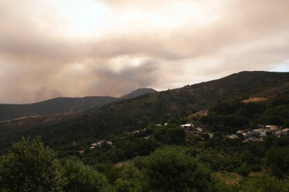 Incendio proveniente de Orense se acerca al municipio de Corullón (León)