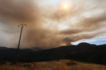 Incendio proveniente de Orense se acerca al municipio de Corullón (León)