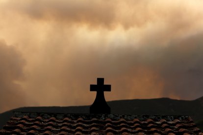 Incendio proveniente de Orense se acerca al municipio de Corullón (León)