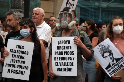 Un millar de leoneses se concentra para exigir el nivel 3 de emergencia.
