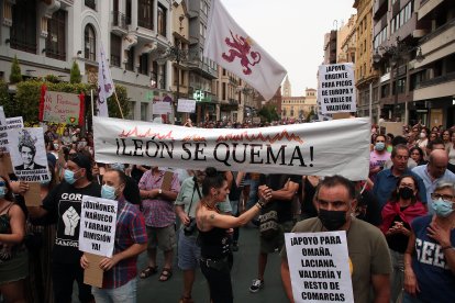 Un millar de leoneses se concentra para exigir el nivel 3 de emergencia.