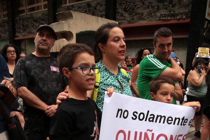 Un millar de leoneses se concentra para exigir el nivel 3 de emergencia.