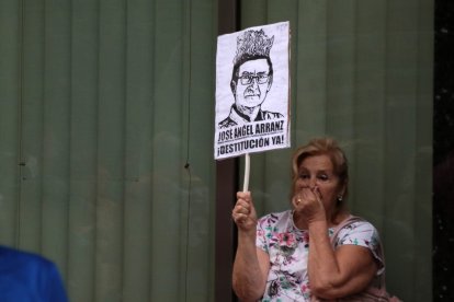 Un millar de leoneses se concentra para exigir el nivel 3 de emergencia.