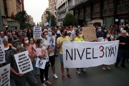 Un millar de leoneses se concentra para exigir el nivel 3 de emergencia.