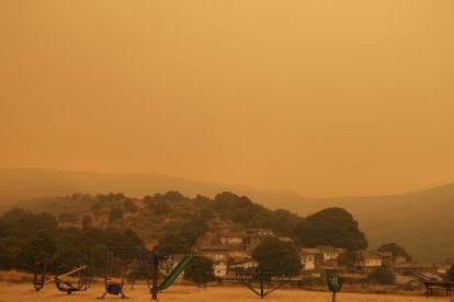 Desalojo de los vecinos de San Ciprián de Sanabria por el incendio en Porto (Zamora)