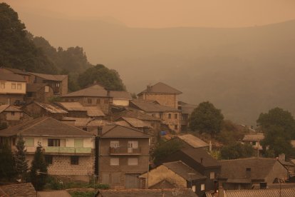 Desalojo de los vecinos de San Ciprián de Sanabria por el incendio en Porto (Zamora)