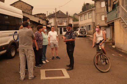 Desalojo de los vecinos de San Ciprián de Sanabria por el incendio en Porto (Zamora)