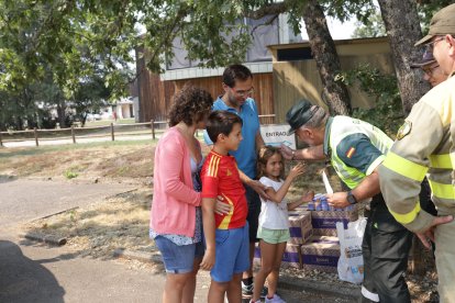 Una familia de Sanabria apoya a los operativos de la lucha contra incendios