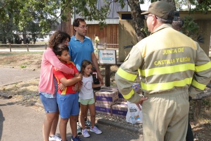 Una familia de Sanabria apoya a los operativos de la lucha contra incendios