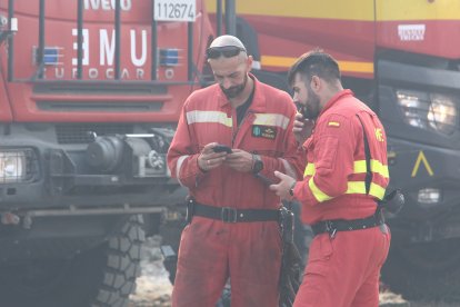 Dispositivo de la UME desplazado al incendio que afecta a los municipios de Oencia y Corullón (León)