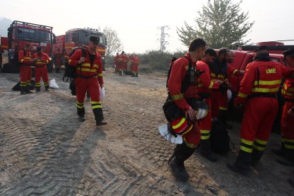 Dispositivo de la UME desplazado al incendio que afecta a los municipios de Oencia y Corullón (León)