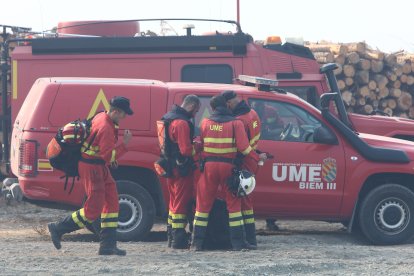 Dispositivo de la UME desplazado al incendio que afecta a los municipios de Oencia y Corullón (León)