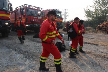 Dispositivo de la UME desplazado al incendio que afecta a los municipios de Oencia y Corullón (León)