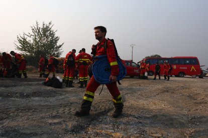 Dispositivo de la UME desplazado al incendio que afecta a los municipios de Oencia y Corullón (León)