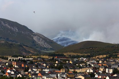 El incendio de Anllares (León), que afecta al Valle de Fornela
