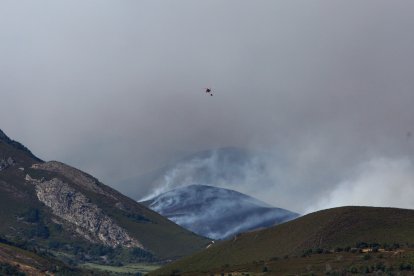 El incendio de Anllares (León), afecta al Valle de Fornela