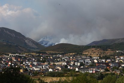El incendio de Anllares (León), afecta al Valle de Fornela