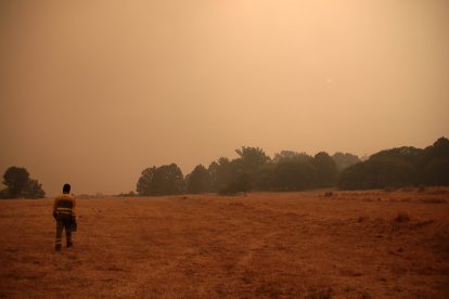 Vecinos y personal forestal de Busnadiego y Piedras Albas (Lucillo, León) se afanan intentando parar el incendio que amenaza los pueblos.