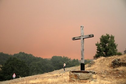 Vecinos y personal forestal de Busnadiego y Piedras Albas (Lucillo, León) se afanan intentando parar el incendio que amenaza los pueblos.