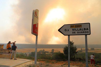 Vista del incendio desde Villalba de Guardo (Palencia).