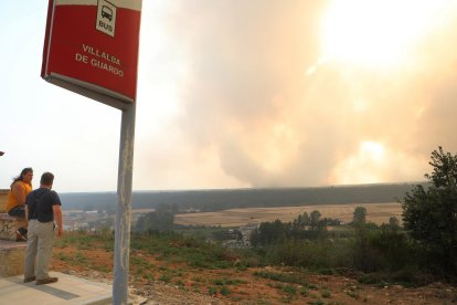 Vista del incendio desde Villalba de Guardo (Palencia).