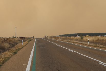 Vista del incendio desde Villalba de Guardo (Palencia).