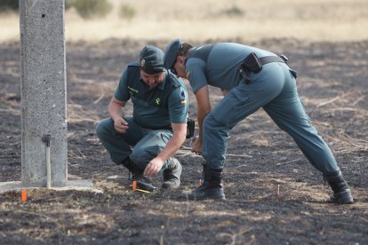 Incendio entre Mahide y Pobladura de Aliste, provocado por unas chispas de un poste de alta tensión.