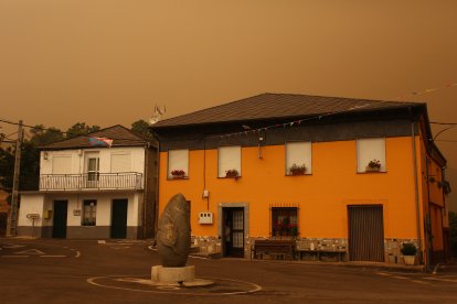 Incendio entre las comunidades de Galicia y Castilla y León visto desde la localidad berciana de Santo Tirso de Cabarcos (León).