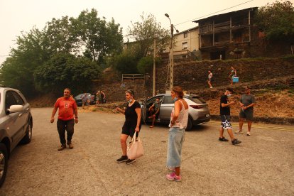 Desalojo de los vecinos de Lusio (León), por el incendio.