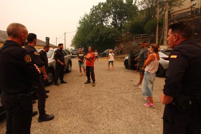 Desalojo de los vecinos de Lusio (León), por el incendio.