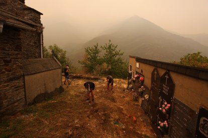 Vecinos de Lusio (León), realizan desbroces alrededor del pueblo ante la posible llegada del incendio.