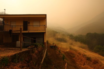 Vecinos de Lusio (León), realizan desbroces alrededor del pueblo ante la posible llegada del incendio.
