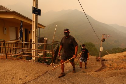 Vecinos de Lusio (León), realizan desbroces alrededor del pueblo ante la posible llegada del incendio.