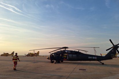 Dos helicópteros BlackHawk llegan a la base aérea de Matacán (Salamanca).