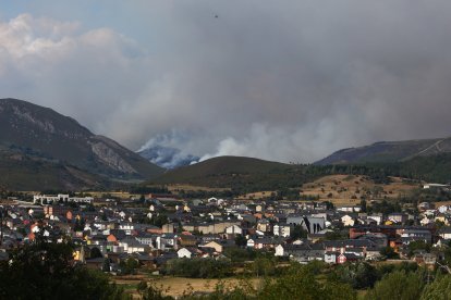 El incendio de Anllares (León), afecta al Valle de Fornela.