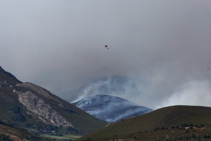 El incendio de Anllares (León), afecta al Valle de Fornela