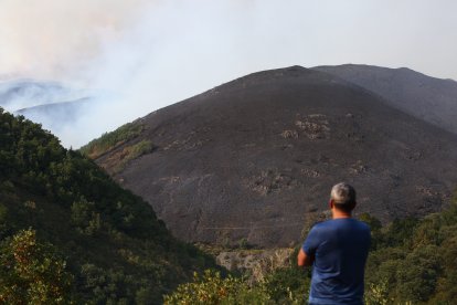 Avance del incendio de Anllares en León.