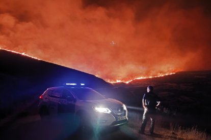 Avance del incendio de Anllares en León.
