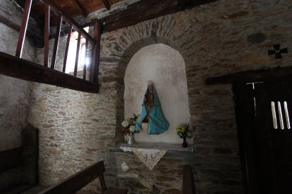 La Santa de Lusio (León), vuelve a la iglesia tras el incendio que ha arrasado el pueblo