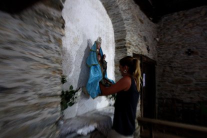La Santa de Lusio (León), vuelve a la iglesia tras el incendio que ha arrasado el pueblo