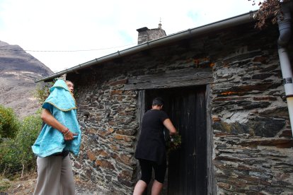 La Santa de Lusio (León), vuelve a la iglesia tras el incendio que ha arrasado el pueblo