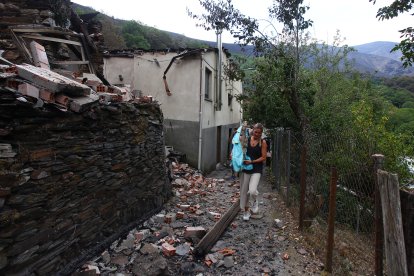 La Santa de Lusio (León), vuelve a la iglesia tras el incendio que ha arrasado el pueblo